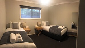 3 bedrooms, free WiFi - Abalina Cottages Cherry lane (Bright)