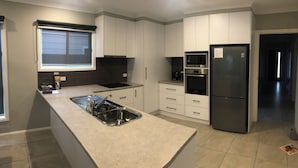 House | Private kitchen | Fridge, microwave, oven, stovetop - Abalina Cottages Cherry lane (Bright)