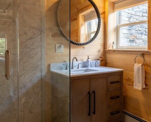 Shower, hair dryer, towels, soap - Spacious 7-bedroom cabin in charming Grafton with fitness room, sauna & hot tub (Grafton)