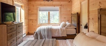 Spacious 7-bedroom cabin in charming Grafton with fitness room, sauna & hot tub