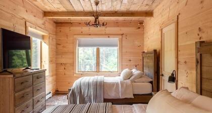Spacious 7-bedroom cabin in charming Grafton with fitness room, sauna & hot tub