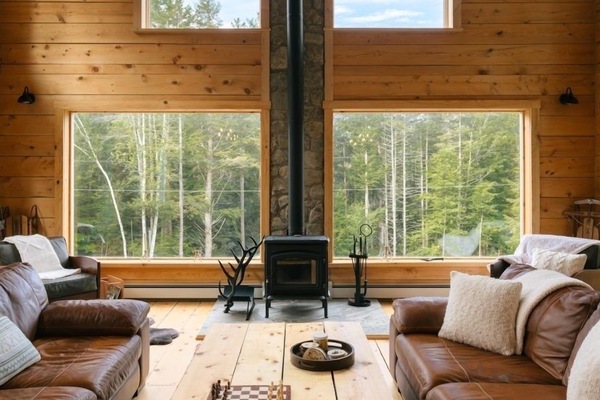 TV connectée, cheminée, espaces bureaux