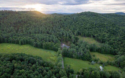 Spacious 7-bedroom cabin in charming Grafton with fitness room, sauna & hot tub