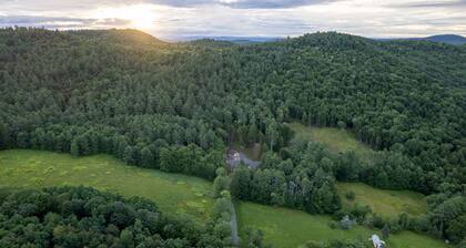 Spacious 7-bedroom cabin in charming Grafton with fitness room, sauna & hot tub