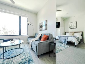 Työpöytä, silitysrauta/-lauta, ilmainen Wi-Fi, vuodevaatteet