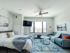 Een bureau, een strijkplank/strijkijzer, gratis wifi, beddengoed