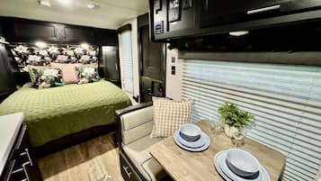 1 habitación, tabla de planchar con plancha, wifi y ropa de cama