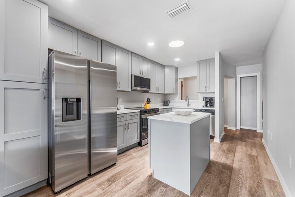 Fridge, microwave, oven, stovetop - Dockside Delight! Waterfront Home + Boat Slip for Your Next Getaway (New Port Richey)