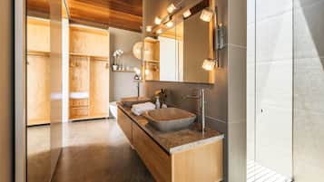 Luxury Room, Sea View | Bathroom | Towels, soap, shampoo, toilet paper