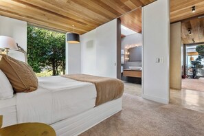 Luxury Room, Sea View | Blackout drapes, soundproofing, iron/ironing board, WiFi (free)