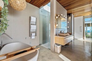Luxury Room, Sea View | Bathroom | Towels, soap, shampoo, toilet paper