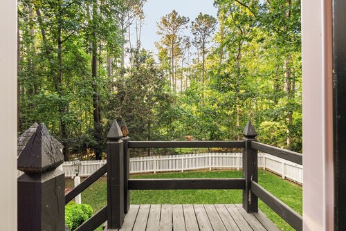 2 bedroom/2 bathroom Woodland Retreat in Hub City with Backyard + Fire Pit