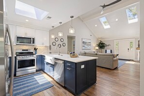 Fridge, microwave, oven, stovetop - 6 Osprey Lane | 1 Min to North Forest Beach | Dog Friendly | Private Pool | Outdoor Fun (Hilton Head Island)