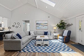 TV connectée, table de tennis de table, livres