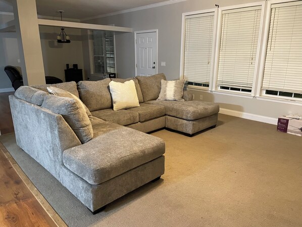 Living area - Charming 4-bedroom mobile home with WiFi, AC in Sun. Near tubing, river (Bogalusa)