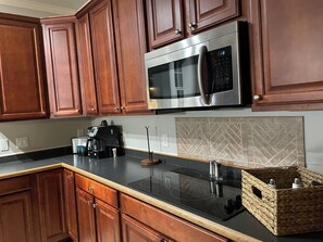 Private kitchen - Charming 4-bedroom mobile home with WiFi, AC in Sun. Near tubing, river (Bogalusa)