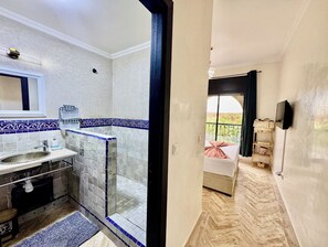 Shower, hair dryer, bidet, towels