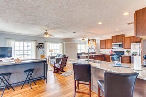 Jääkaappi, mikroaaltouuni, uuni, liesi