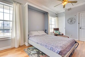 3 slaapkamers, een bureau, een strijkplank/strijkijzer, reisbedje