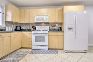 Frigorífico, microondas, horno y placa de cocina