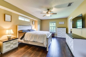 6 bedrooms, desk, iron/ironing board, travel cot