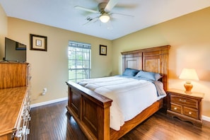 6 bedrooms, desk, iron/ironing board, travel crib