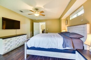 6 bedrooms, desk, iron/ironing board, travel cot