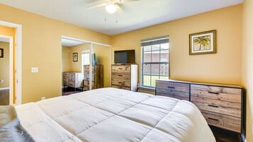 6 makuuhuonetta, työpöytä, silitysrauta/-lauta, vauvan matkasänky