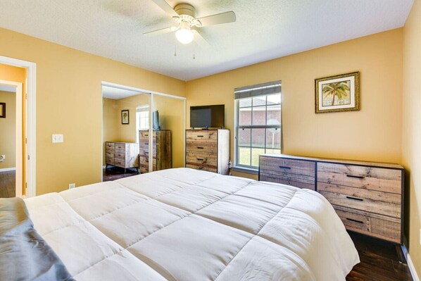 6 bedrooms, desk, iron/ironing board, travel cot