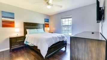 6 Schlafzimmer, Schreibtisch, Bügeleisen/Bügelbrett, Reisekinderbett