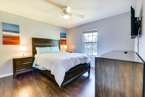 6 bedrooms, desk, iron/ironing board, travel crib