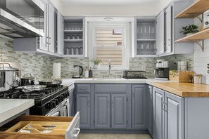 Microondas, horno, placa de cocina y lavavajillas