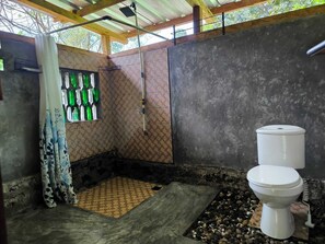 Traditionell stuga - 1 queensize-säng - utsikt mot dalen | Dusch