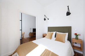 Een strijkplank/strijkijzer, gratis wifi, beddengoed