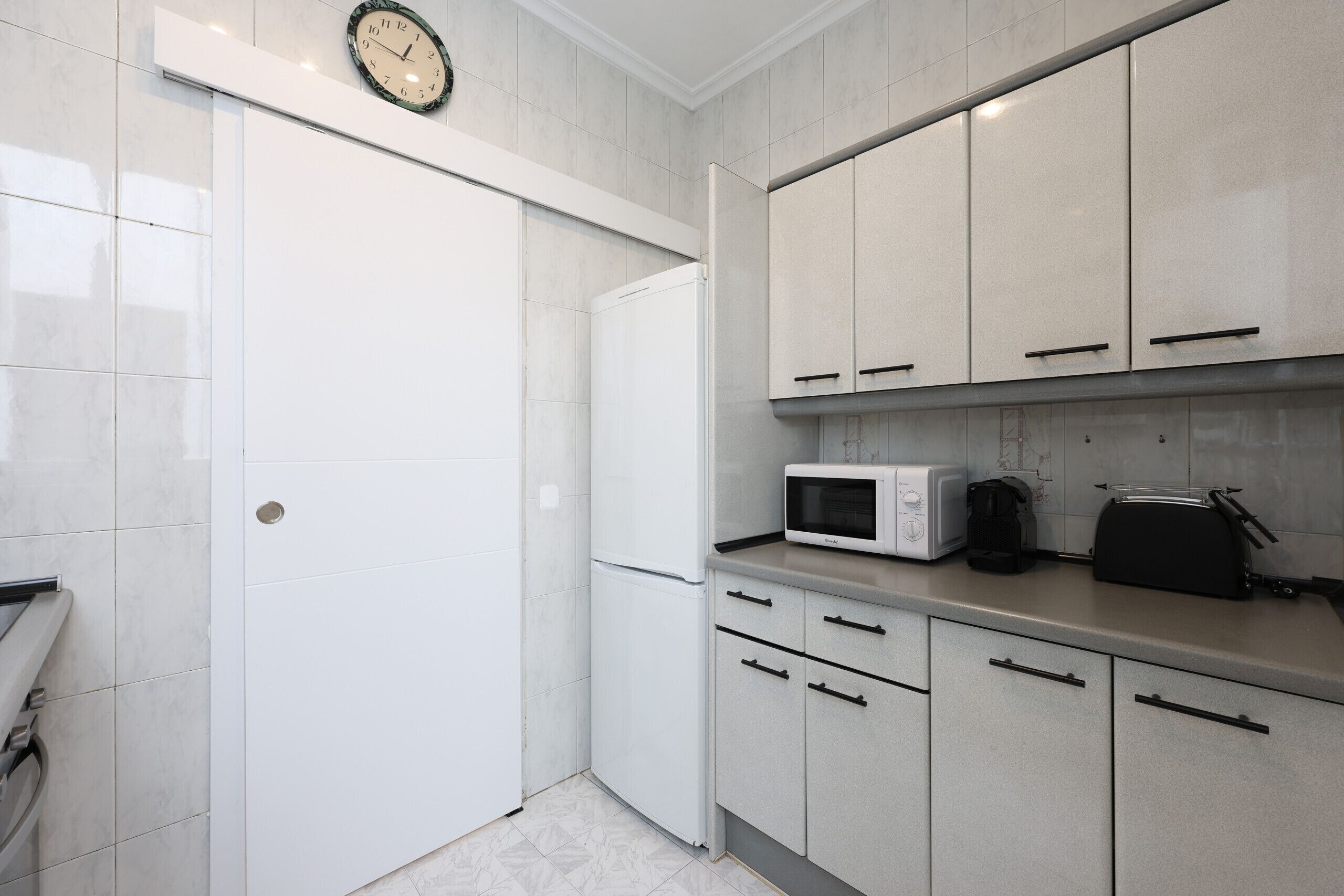 Refrigerador, microondas, horno, cafetera/tetera