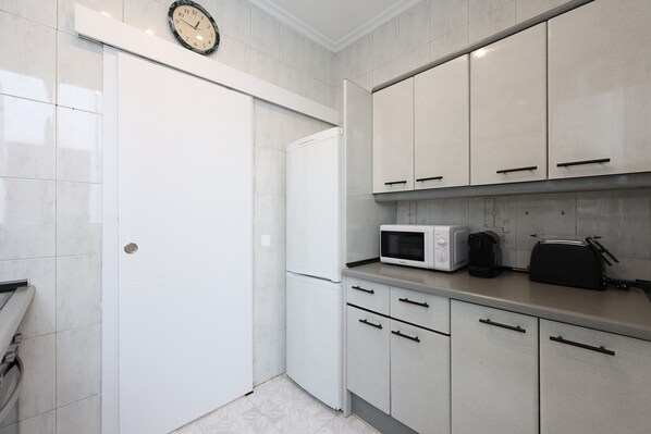 Fridge, microwave, oven, coffee/tea maker