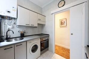 Fridge, microwave, oven, coffee/tea maker