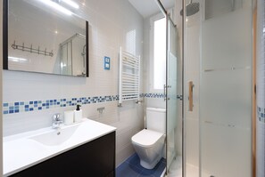Dusche, Haartrockner, Handtücher