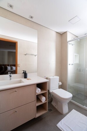 Haartrockner, Handtücher, Seife, Toilettenpapier