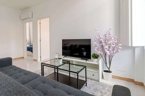 Smart TV - Spacious House w/ Terrace by HostWise (Porto)