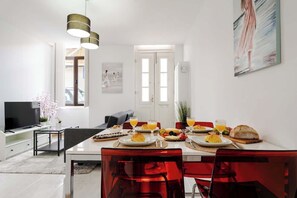 Dining - Spacious House w/ Terrace by HostWise (Porto)