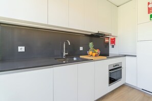 Køleskab, mikrobølgeovn, ovn, kogeplade