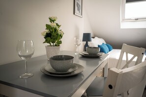 Superior-studiosuite - terrasse - udsigt til have | Mørklægningsgardiner, strygejern/strygebræt, gratis Wi-Fi, sengetøj