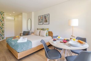 1 habitación, tabla de planchar con plancha, wifi gratis y ropa de cama