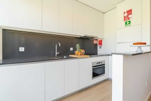 Een koelkast, een microgolfoven, een oven, een kookplaat