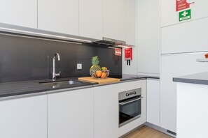 Køleskab, mikrobølgeovn, ovn, kogeplade