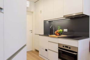 Geladeira, micro-ondas, fogão, cooktop