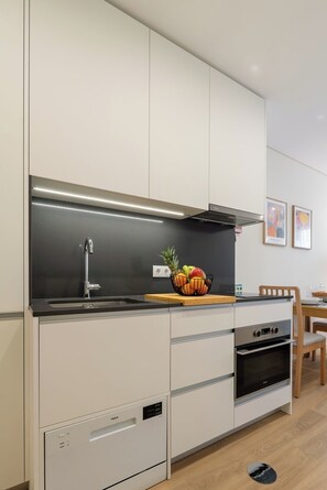 Frigorífico, microondas, horno y placa de cocina