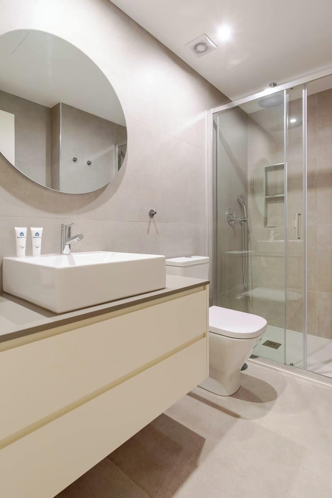 Een douche, een haardroger, handdoeken, shampoo