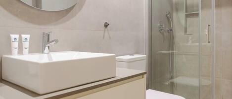 Shower, hair dryer, towels, shampoo